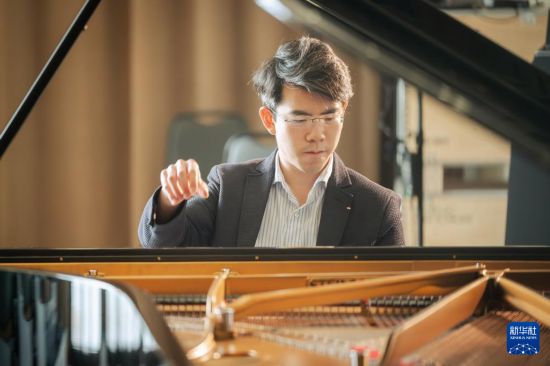 　　7月25日，沈靖韜在香港演藝學(xué)院的琴房里彈奏鋼琴。新華社記者 朱煒 攝