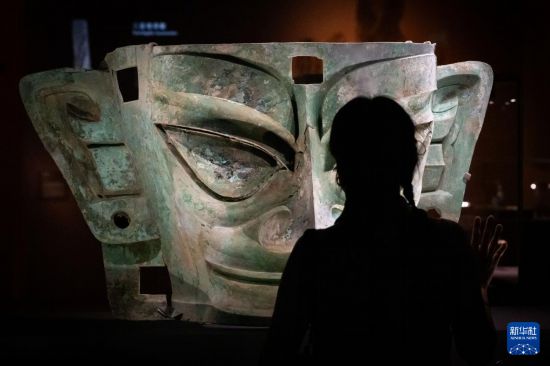　　2023年9月26日，一名女士在香港故宮文化博物館“凝視三星堆——四川考古新發(fā)現(xiàn)”特展媒體預展上參觀。新華社記者 朱煒 攝