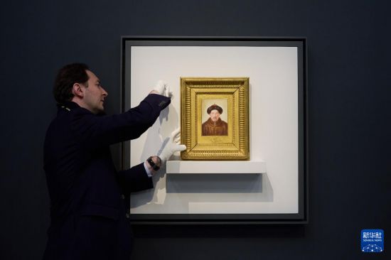 　　2024年12月9日，工作人員在香港故宮文化博物館布置“當紫禁城遇上凡爾賽宮──十七、十八世紀中法文化交流”特展。新華社發(fā)（香港故宮文化博物館供圖）