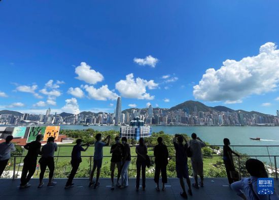 　　2022年7月8日，參觀者在香港故宮文化博物館的一處觀景臺上拍照留念。新華社記者 李鋼 攝