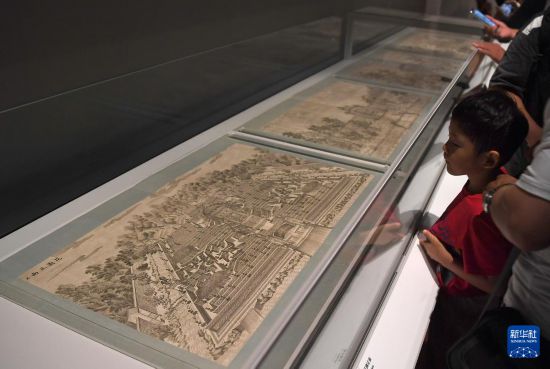 　　2023年7月3日，一名小朋友在香港故宮文化博物館觀看《圓明園西洋樓二十景圖》。新華社記者 陳鐸 攝