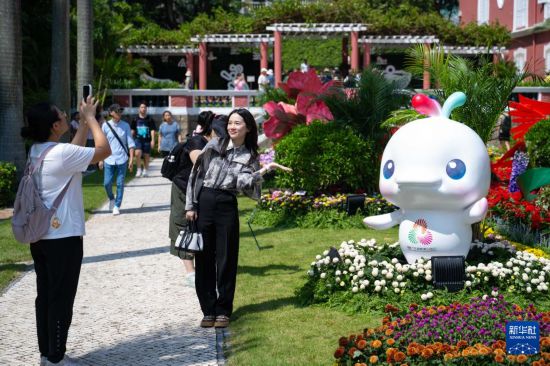 10月18日，游客在澳門特區(qū)政府總部參觀拍照。新華社發(fā)（張金加攝）