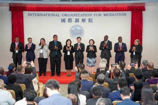 　　10月20日，嘉賓在國際調(diào)解院開業(yè)儀式上合影。新華社記者 朱煒 攝