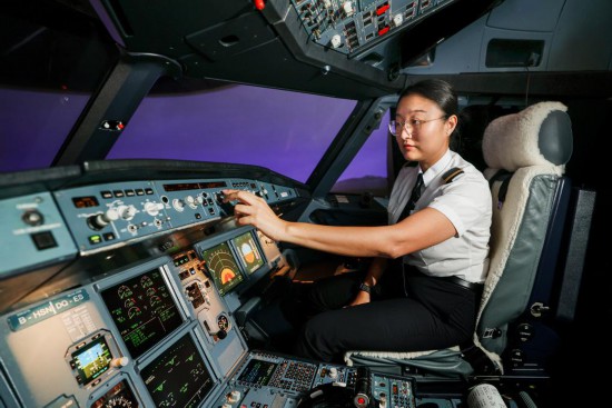 　　廉犖在模擬機內(nèi)訓(xùn)練（資料照片）。新華社發(fā)