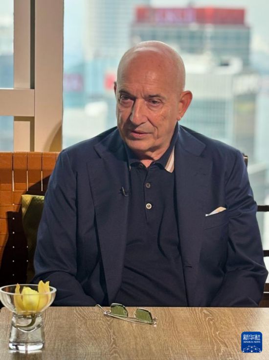 11月18日，國(guó)際航運(yùn)公會(huì)主席埃馬努埃萊·格里馬爾迪接受新華社記者專(zhuān)訪。新華社記者 許淑敏 攝