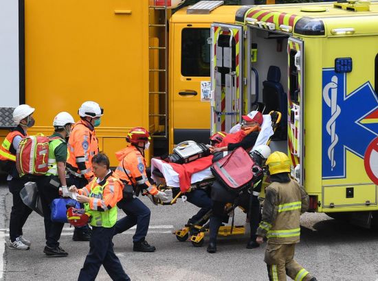 11月27日，救援人員從香港大埔屋邨宏福苑火災(zāi)現(xiàn)場(chǎng)運(yùn)出傷者。新華社記者 陳鐸 攝