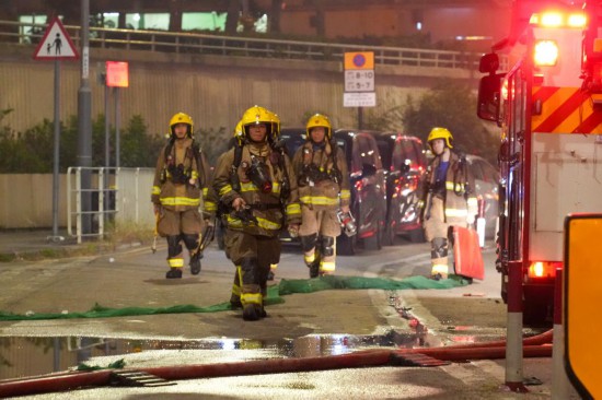 11月27日凌晨拍攝的香港大埔宏福苑火災(zāi)救援現(xiàn)場(chǎng)。新華社記者 朱煒 攝