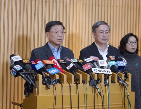 11月27日，香港特區(qū)行政長(zhǎng)官李家超（左）在政府總部會(huì)見傳媒介紹最新進(jìn)展。新華社發(fā)（許朗軒攝）