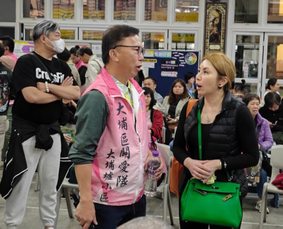 11月26日，關(guān)愛隊(duì)在跨部門援助站展開工作。新華社記者 陳鐸 攝