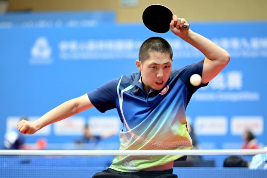 12月6日，陜西隊(duì)選手王瑜在男子單打30歲及以上組比賽中。當(dāng)日，全國第十二屆殘疾人運(yùn)動會暨第九屆特殊奧林匹克運(yùn)動會特奧乒乓球項(xiàng)目首日比賽在香港舉行。新華社發(fā)（胡瀟 攝）