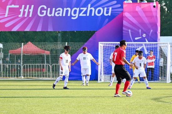 12月8日，在全國第十二屆殘疾人運(yùn)動會暨第九屆特殊奧林匹克運(yùn)動會盲人足球項(xiàng)目男子組小組賽中，福建隊(duì)4:0戰(zhàn)勝河南隊(duì)。新華社記者 陳浩明 攝