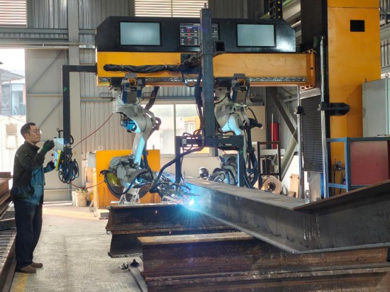 　　12月4日，香港和利綠色動力有限公司員工梁志豪使用智能焊接系統(tǒng)焊接鋼材。新華社記者 劉英倫 攝