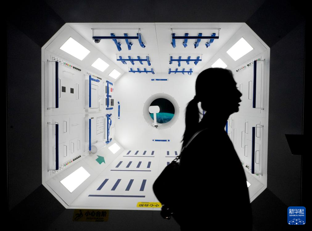 7月31日，媒體記者在觀看展品。新華社發(fā)（呂小煒 攝）