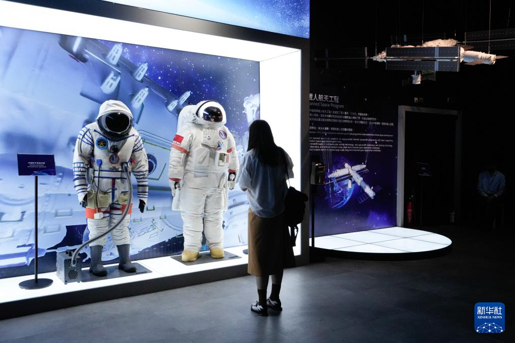 7月31日，媒體記者在觀看展品。新華社發(fā)（呂小煒 攝）