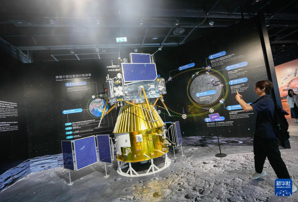 7月31日，媒體記者在拍攝展品。當(dāng)日，由國家航天局與香港特別行政區(qū)政府聯(lián)合主辦的“無盡探索：中國的航天、航空及航?！闭褂[在香港科學(xué)館開幕。新華社發(fā)（呂小煒 攝）