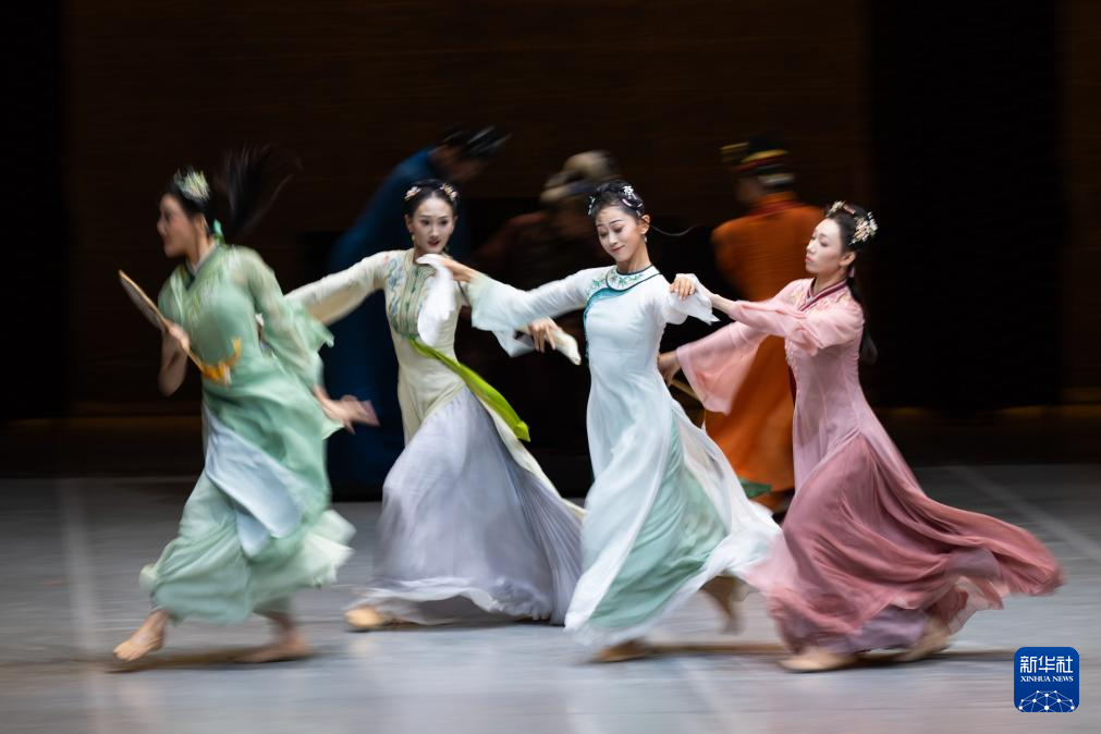 這是8月8日在香港文化中心拍攝的民族舞劇《紅樓夢》。新華社記者 朱煒 攝