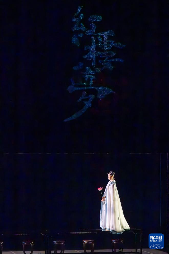 這是8月8日民族舞劇《紅樓夢》正式演出開始前的暖場表演。新華社記者 朱煒 攝