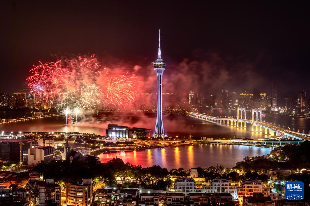 這是9月6日晚拍攝的煙花匯演。新華社發(fā)