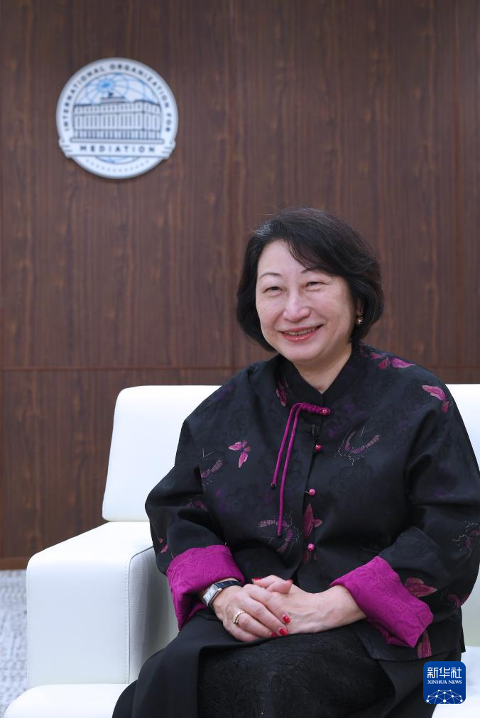 國際調解院首任秘書長鄭若驊接受新華社記者專訪（10月24日攝）。新華社記者 陳鐸 攝